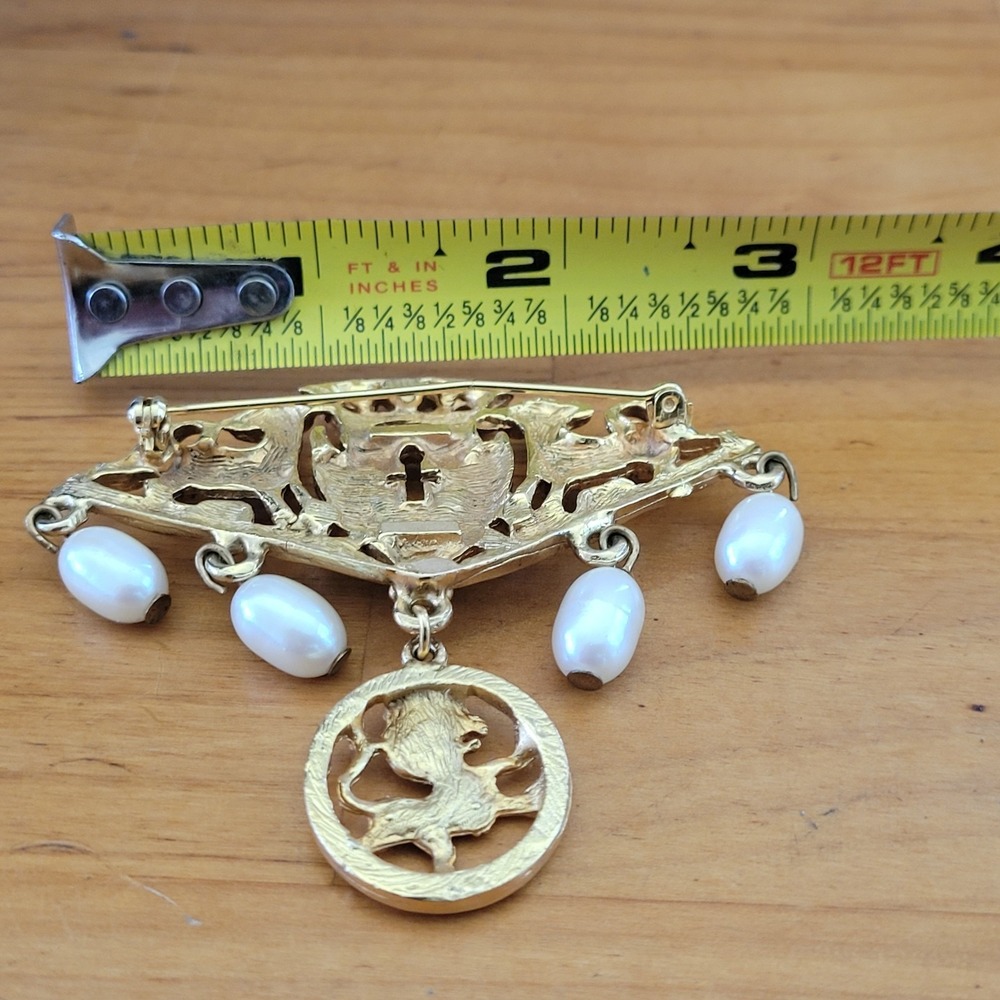 Vintage Heraldic Crest Lion Goat Faux Pearl Dangle Brooch Gold Tone - Picture 7 of 7